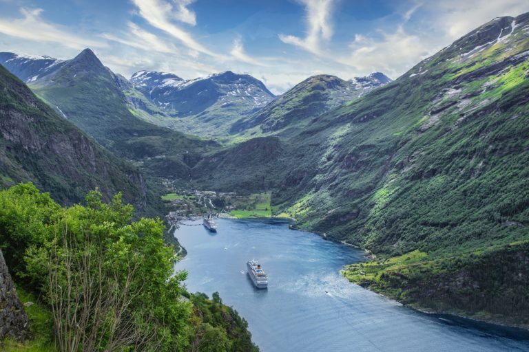 MSC GRANDIOSA VON MSC CRUISES WIDMET SICH IM SOMMER 2022 GANZ DEN NORWEGISCHEN FJORDEN